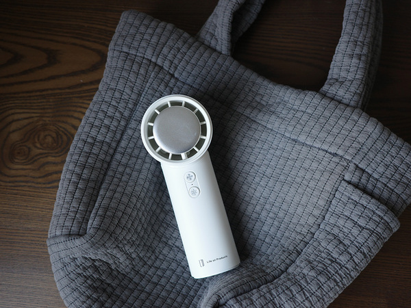 夏の外出、これがあるだけで安心。冷却プレート付きのハンディファン[PR]