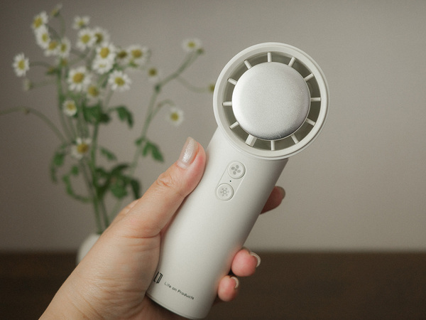 夏の外出、これがあるだけで安心。冷却プレート付きのハンディファン[PR]