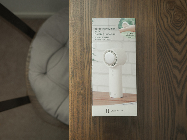 夏の外出、これがあるだけで安心。冷却プレート付きのハンディファン[PR]