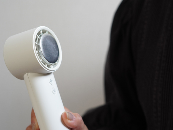 夏の外出、これがあるだけで安心。冷却プレート付きのハンディファン[PR]