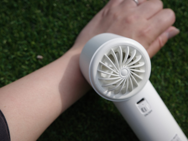 夏の外出、これがあるだけで安心。冷却プレート付きのハンディファン[PR]