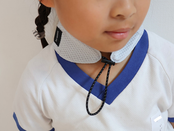 小学生の登下校時の暑さ対策にも。水で濡らすだけでひんやりが続く「bon momentのネッククーラー」[PR]