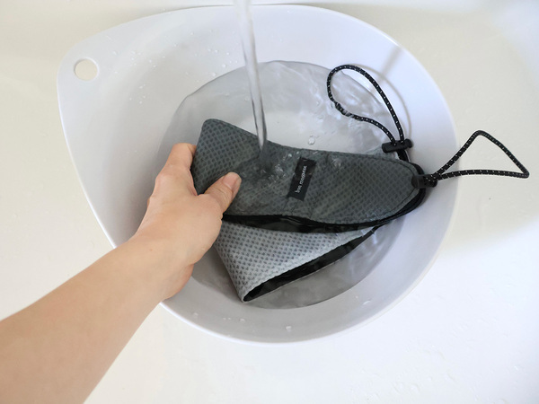 小学生の登下校時の暑さ対策にも。水で濡らすだけでひんやりが続く「bon momentのネッククーラー」[PR]