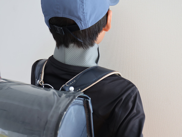 小学生の登下校時の暑さ対策にも。水で濡らすだけでひんやりが続く「bon momentのネッククーラー」[PR]