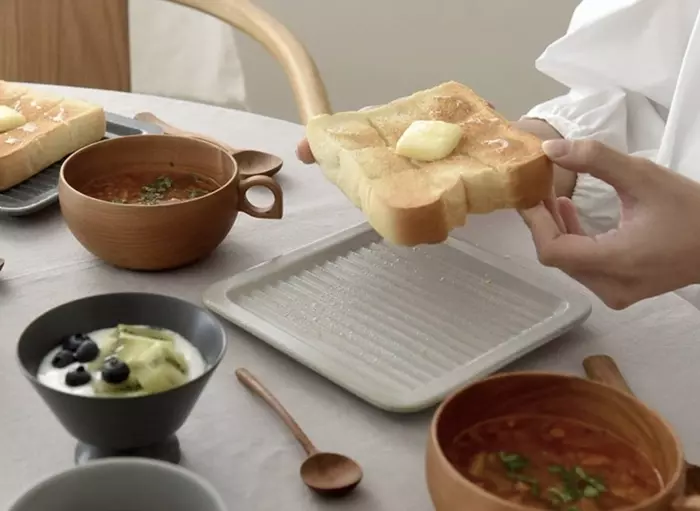 「パン専用なんて贅沢じゃない？」そんなスタッフも心変わりしたトースト皿の実力とは！スタッフ3名の使用レポをお届け