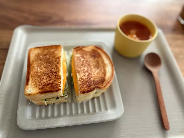 「パン専用なんて贅沢じゃない?」そんなスタッフも心変わりしたトースト皿の実力とは!スタッフ3名の使用レポをお届け