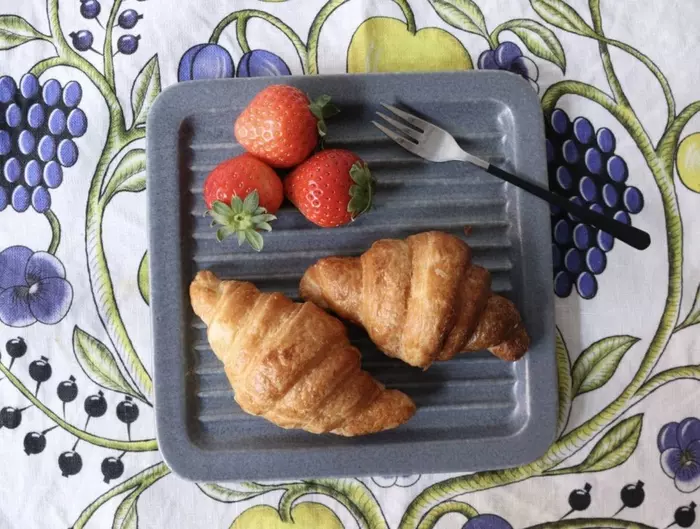 「パン専用なんて贅沢じゃない？」そんなスタッフも心変わりしたトースト皿の実力とは！スタッフ3名の使用レポをお届け