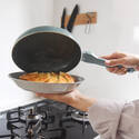 NEXTフライパン候補！私たちが選んだNO．1は、人に優しい安全セラミック[PR]