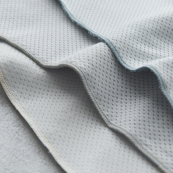 今こそ「冷感タオルハンカチ」拭くたび涼感、濡らせばもっとクール！愛用スタッフの、“こんな時に便利”レポート[PR]