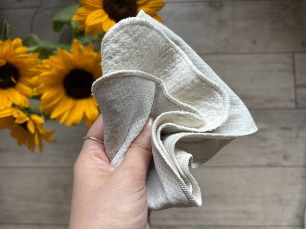 今こそ「冷感タオルハンカチ」拭くたび涼感、濡らせばもっとクール！愛用スタッフの、“こんな時に便利”レポート[PR]