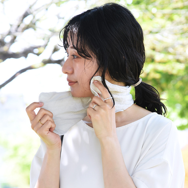 今こそ「冷感タオルハンカチ」拭くたび涼感、濡らせばもっとクール！愛用スタッフの、“こんな時に便利”レポート[PR]