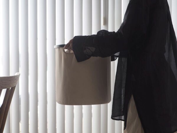 使用しないときは5cmとコンパクトに！リビングに馴染む、大容量の「折りたためるランドリーバスケット」[PR]