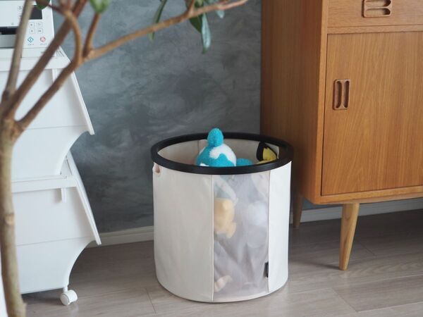 使用しないときは5cmとコンパクトに！リビングに馴染む、大容量の「折りたためるランドリーバスケット」[PR]