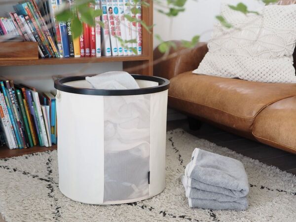 使用しないときは5cmとコンパクトに！リビングに馴染む、大容量の「折りたためるランドリーバスケット」[PR]