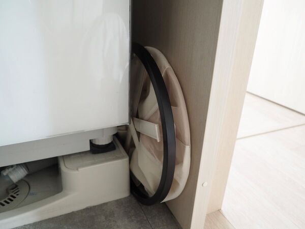 使用しないときは5cmとコンパクトに！リビングに馴染む、大容量の「折りたためるランドリーバスケット」[PR]