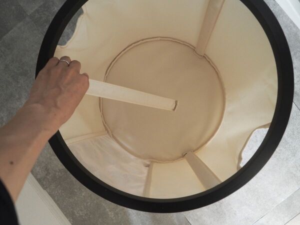 使用しないときは5cmとコンパクトに！リビングに馴染む、大容量の「折りたためるランドリーバスケット」[PR]