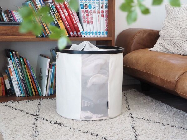 使用しないときは5cmとコンパクトに！リビングに馴染む、大容量の「折りたためるランドリーバスケット」[PR]