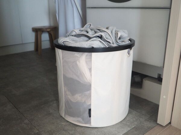 使用しないときは5cmとコンパクトに！リビングに馴染む、大容量の「折りたためるランドリーバスケット」[PR]