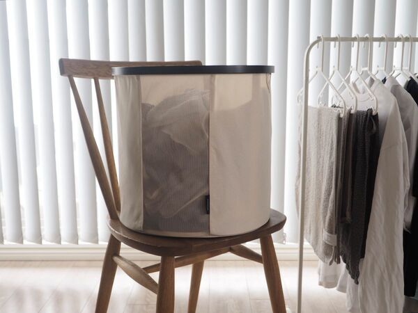 使用しないときは5cmとコンパクトに！リビングに馴染む、大容量の「折りたためるランドリーバスケット」[PR]