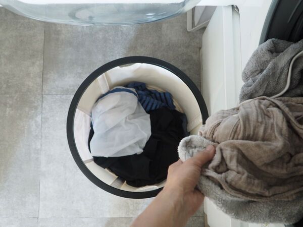 使用しないときは5cmとコンパクトに！リビングに馴染む、大容量の「折りたためるランドリーバスケット」[PR]