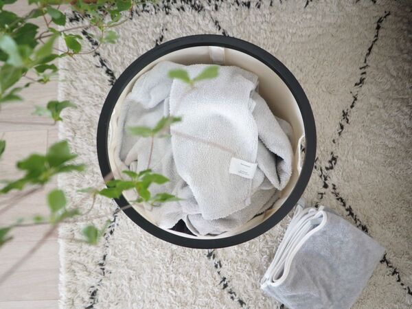 使用しないときは5cmとコンパクトに！リビングに馴染む、大容量の「折りたためるランドリーバスケット」[PR]