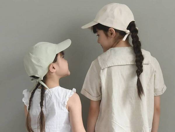 今こそ「キャップ」！姉妹ママ・仲良し親子の特権、後ろ姿がかわいすぎる、インスタグラマーさんのお揃いレポ[PR]
