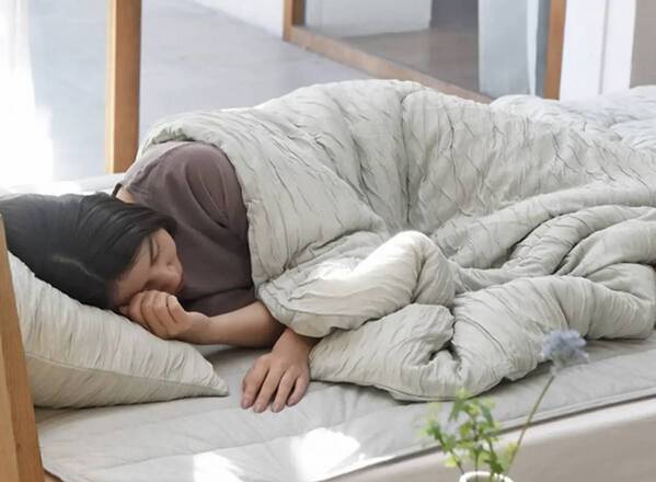 夏のベッドが避暑地に変身！ひんやりサラサラの「呼吸する寝具」でもっと涼しく心地よく【インスタグラマーさんのもの選び】[PR]