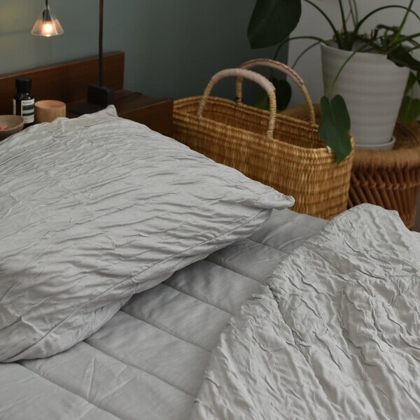 夏のベッドが避暑地に変身！ひんやりサラサラの「呼吸する寝具」でもっと涼しく心地よく【インスタグラマーさんのもの選び】[PR]