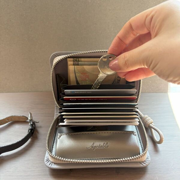 鍵も入る懐の深さ！ガバッと開いて秒で見つかる「本革ミニ財布」二代目レポ[PR]