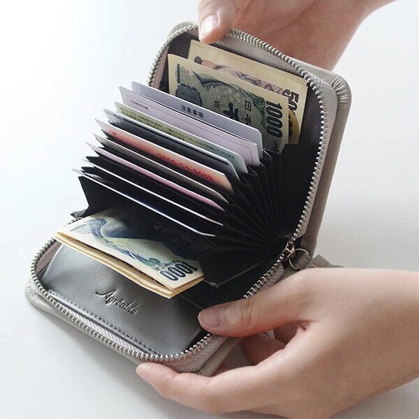 鍵も入る懐の深さ！ガバッと開いて秒で見つかる「本革ミニ財布」二代目レポ[PR]