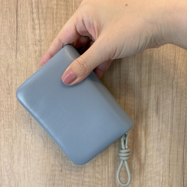 鍵も入る懐の深さ！ガバッと開いて秒で見つかる「本革ミニ財布」二代目レポ[PR]