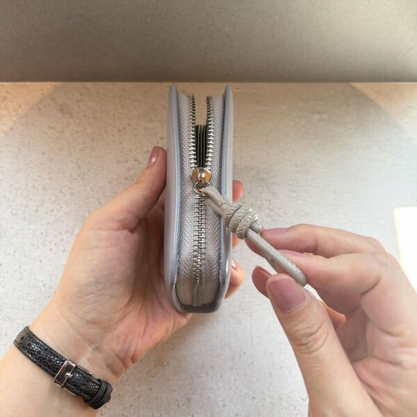 鍵も入る懐の深さ！ガバッと開いて秒で見つかる「本革ミニ財布」二代目レポ[PR]