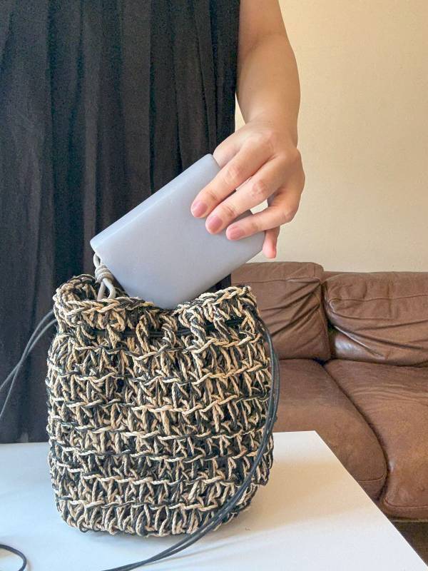 鍵も入る懐の深さ！ガバッと開いて秒で見つかる「本革ミニ財布」二代目レポ[PR]