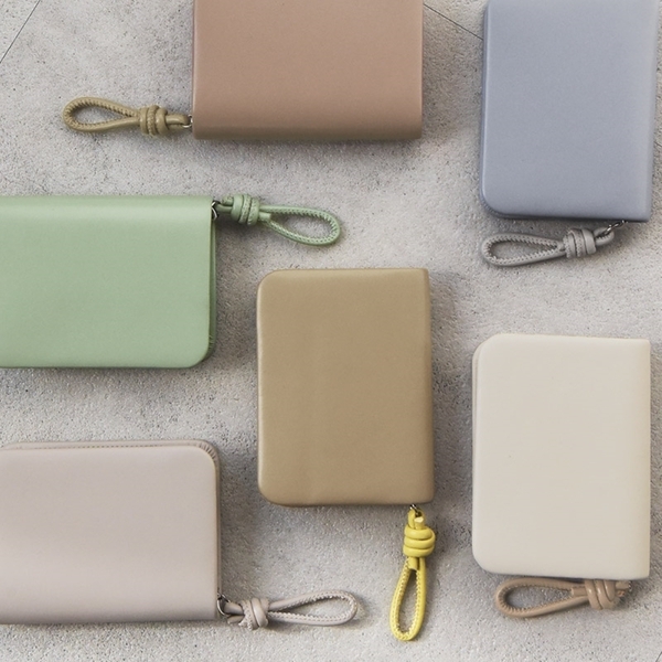 鍵も入る懐の深さ！ガバッと開いて秒で見つかる「本革ミニ財布」二代目レポ[PR]