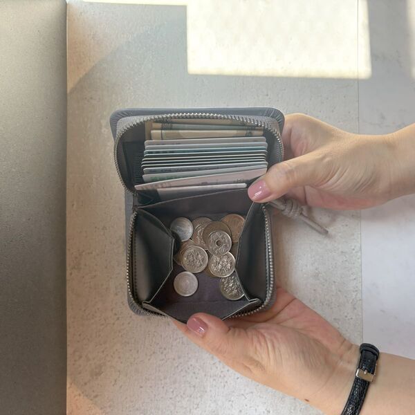 鍵も入る懐の深さ！ガバッと開いて秒で見つかる「本革ミニ財布」二代目レポ[PR]