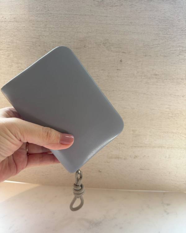 鍵も入る懐の深さ！ガバッと開いて秒で見つかる「本革ミニ財布」二代目レポ[PR]