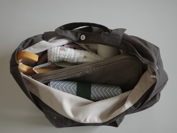 バッグが「2個持ち」じゃなくなるだけで、毎日がラクになる。[PR]