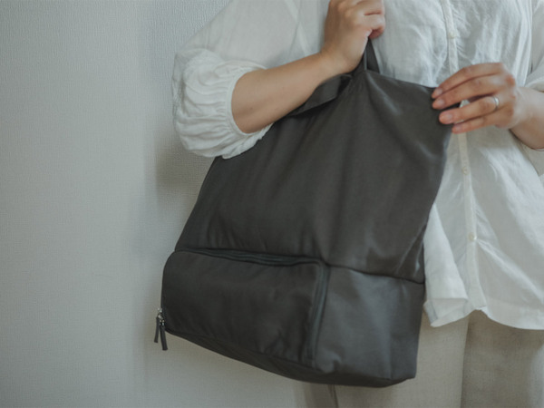 バッグが「2個持ち」じゃなくなるだけで、毎日がラクになる。[PR]