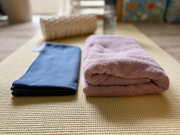 3倍吸ってすぐ乾く「手のひらサイズのバスタオル」、どんな時に使ってる？スタッフのリアルレポをお届け！[PR]