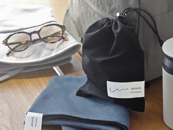 3倍吸ってすぐ乾く「手のひらサイズのバスタオル」、どんな時に使ってる？スタッフのリアルレポをお届け！[PR]