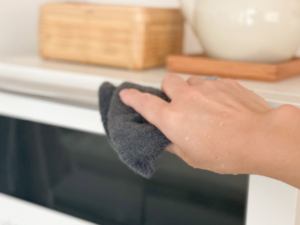 レンジの汚れは洗剤を使わずこれでピカピカ！bon moment 「水拭きで油汚れを落とす パイルレンジクロス」[PR]