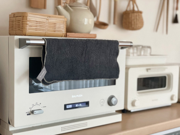 レンジの汚れは洗剤を使わずこれでピカピカ！bon moment 「水拭きで油汚れを落とす パイルレンジクロス」[PR]