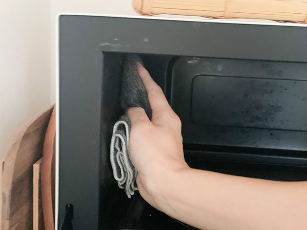 レンジの汚れは洗剤を使わずこれでピカピカ！bon moment 「水拭きで油汚れを落とす パイルレンジクロス」[PR]