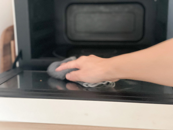 レンジの汚れは洗剤を使わずこれでピカピカ！bon moment 「水拭きで油汚れを落とす パイルレンジクロス」[PR]