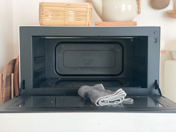 レンジの汚れは洗剤を使わずこれでピカピカ！bon moment 「水拭きで油汚れを落とす パイルレンジクロス」[PR]