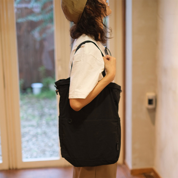 「リュック」←→「トート」のスイッチ使いができる、手のひらサイズのリュックトート[PR]