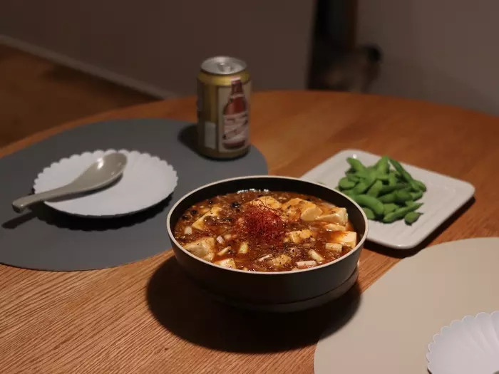 “名もなき料理”もグレードアップ!盛り付けに品が生まれる「脚付き大鉢」スタッフ使用レポ