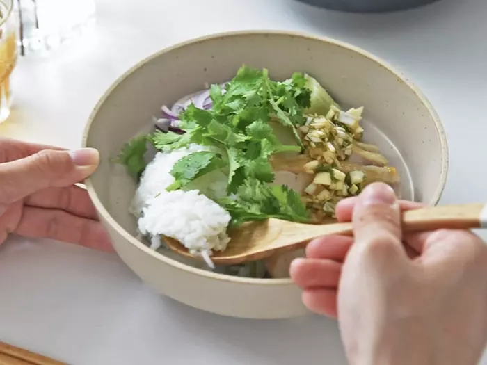 “名もなき料理”もグレードアップ!盛り付けに品が生まれる「脚付き大鉢」スタッフ使用レポ