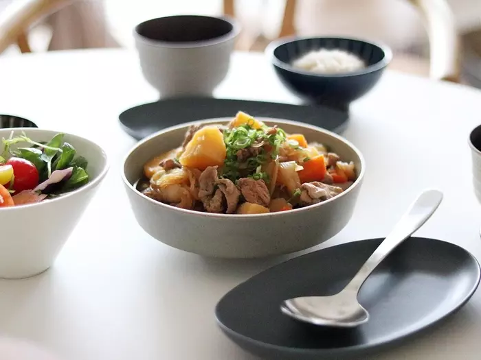 “名もなき料理”もグレードアップ!盛り付けに品が生まれる「脚付き大鉢」スタッフ使用レポ