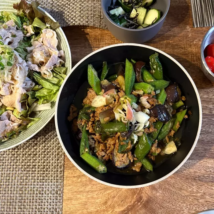 “名もなき料理”もグレードアップ!盛り付けに品が生まれる「脚付き大鉢」スタッフ使用レポ